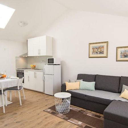 Apartment Bruneta 1 With Sea View Tar-Vabriga Exteriör bild