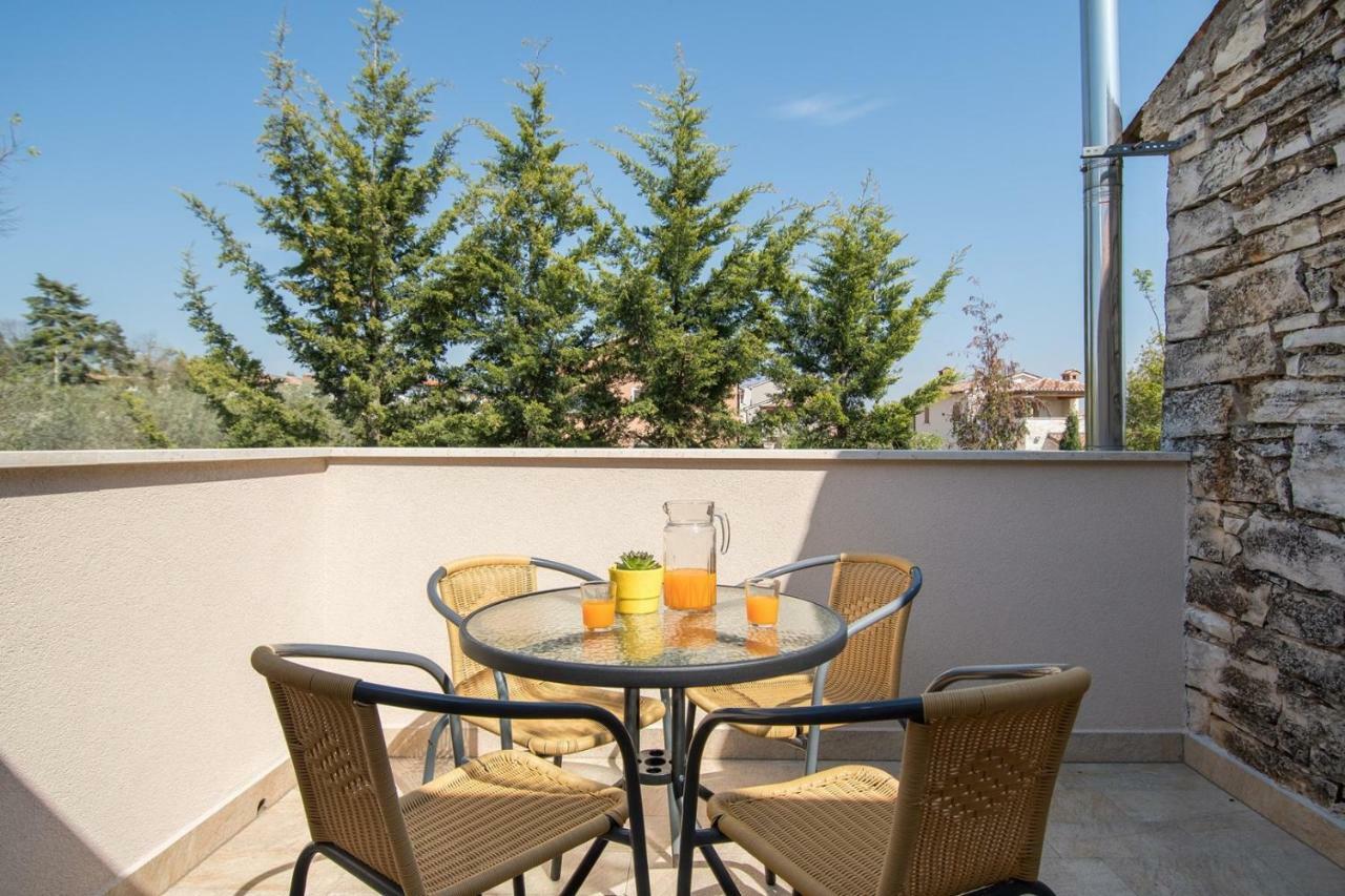Apartment Bruneta 1 With Sea View Tar-Vabriga Exteriör bild