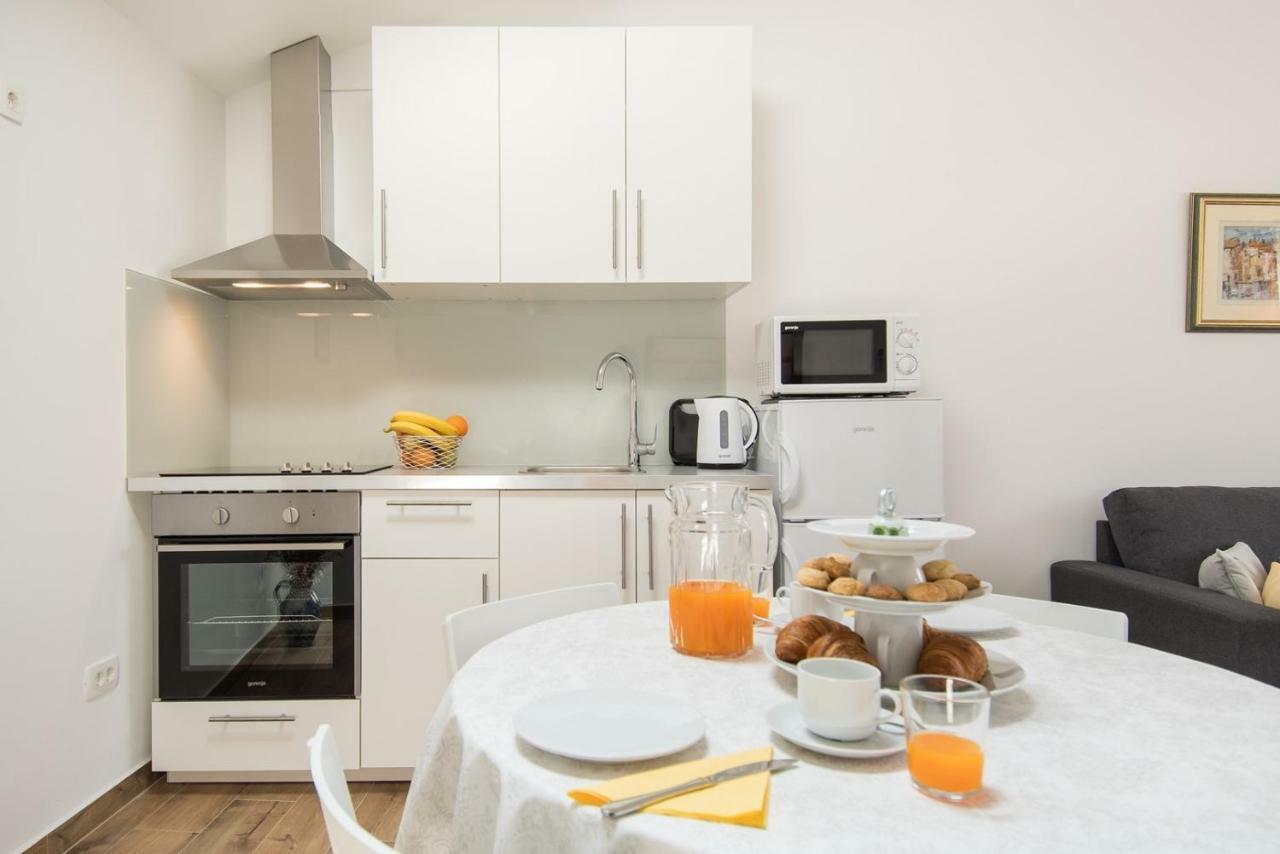 Apartment Bruneta 1 With Sea View Tar-Vabriga Exteriör bild