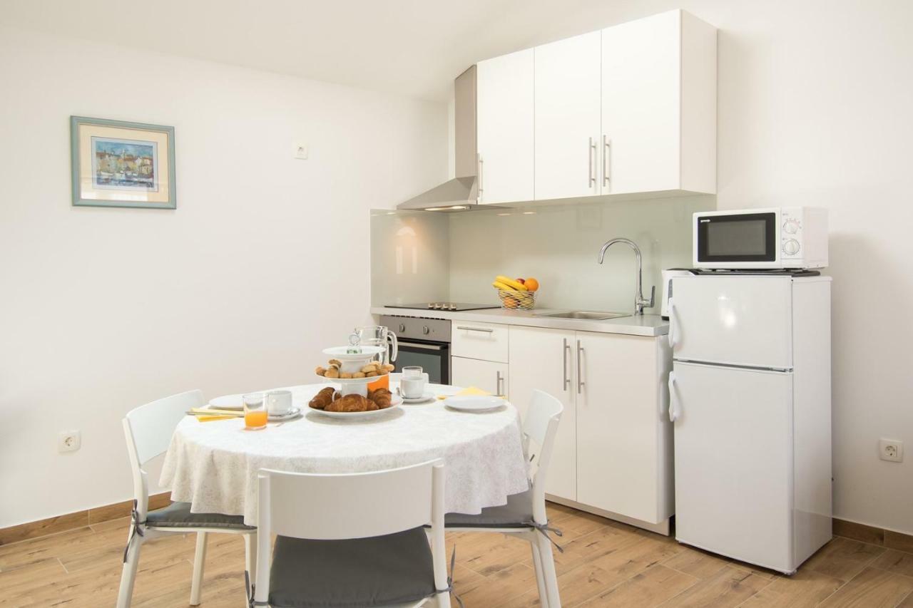 Apartment Bruneta 1 With Sea View Tar-Vabriga Exteriör bild