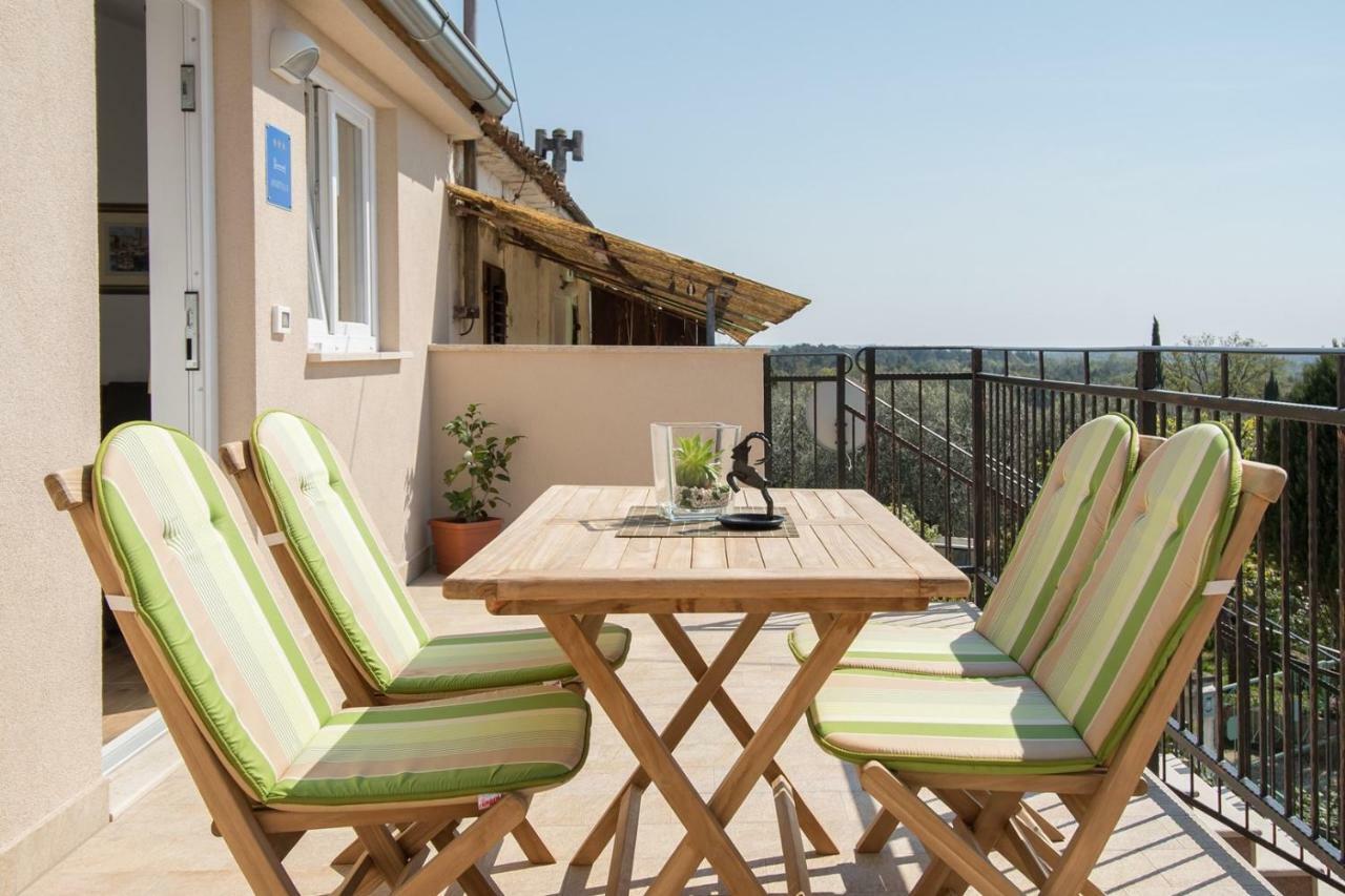 Apartment Bruneta 1 With Sea View Tar-Vabriga Exteriör bild