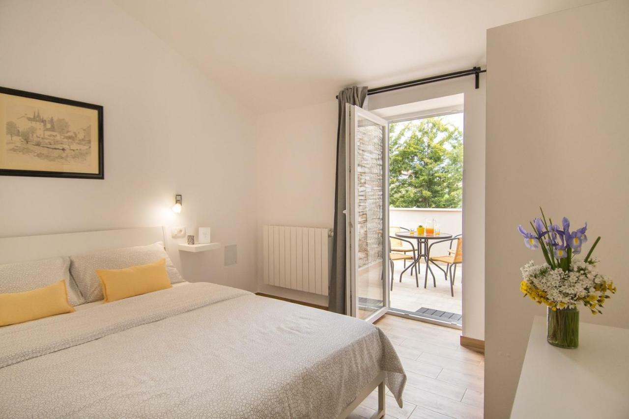 Apartment Bruneta 1 With Sea View Tar-Vabriga Exteriör bild