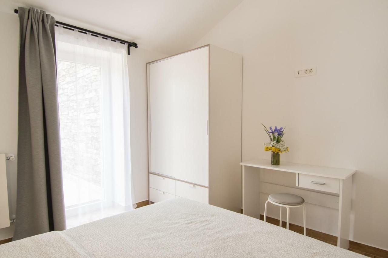 Apartment Bruneta 1 With Sea View Tar-Vabriga Exteriör bild