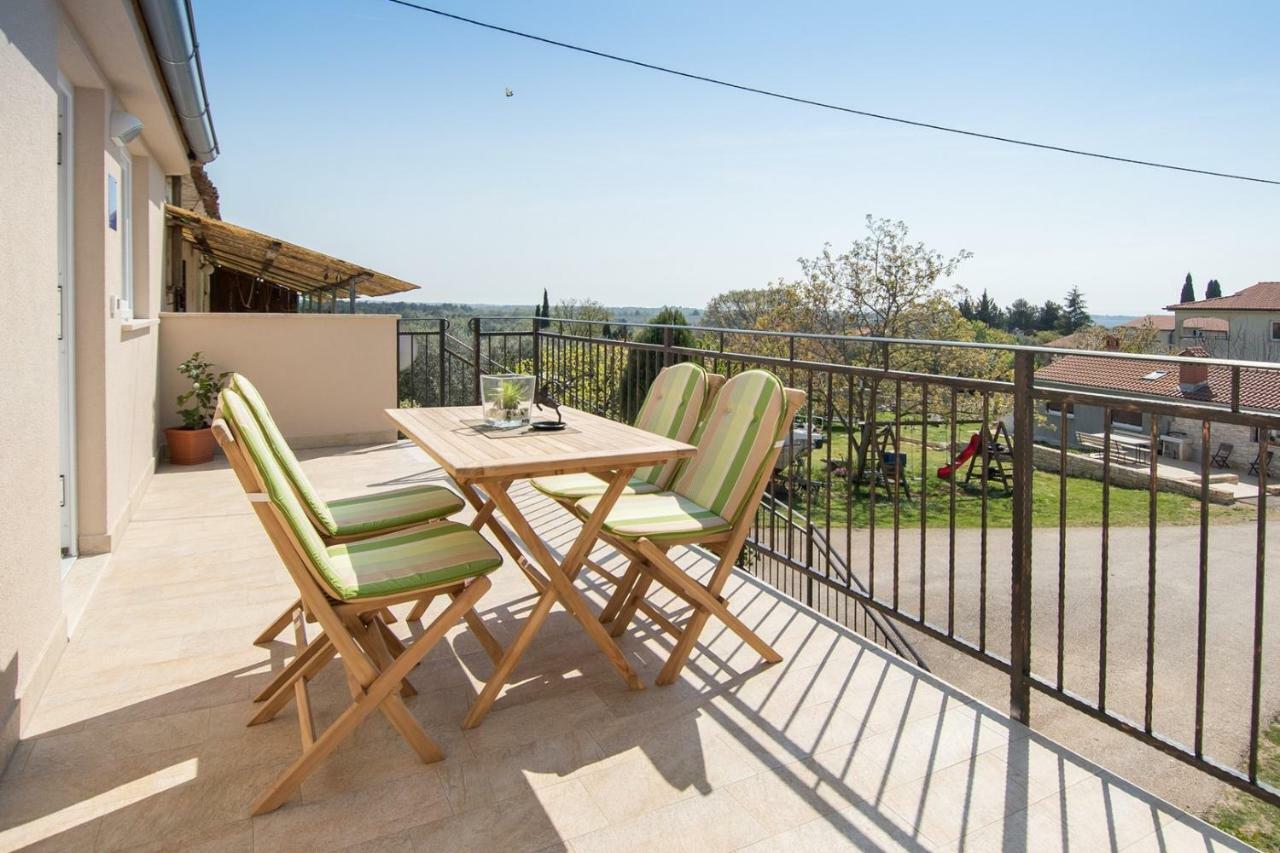 Apartment Bruneta 1 With Sea View Tar-Vabriga Exteriör bild